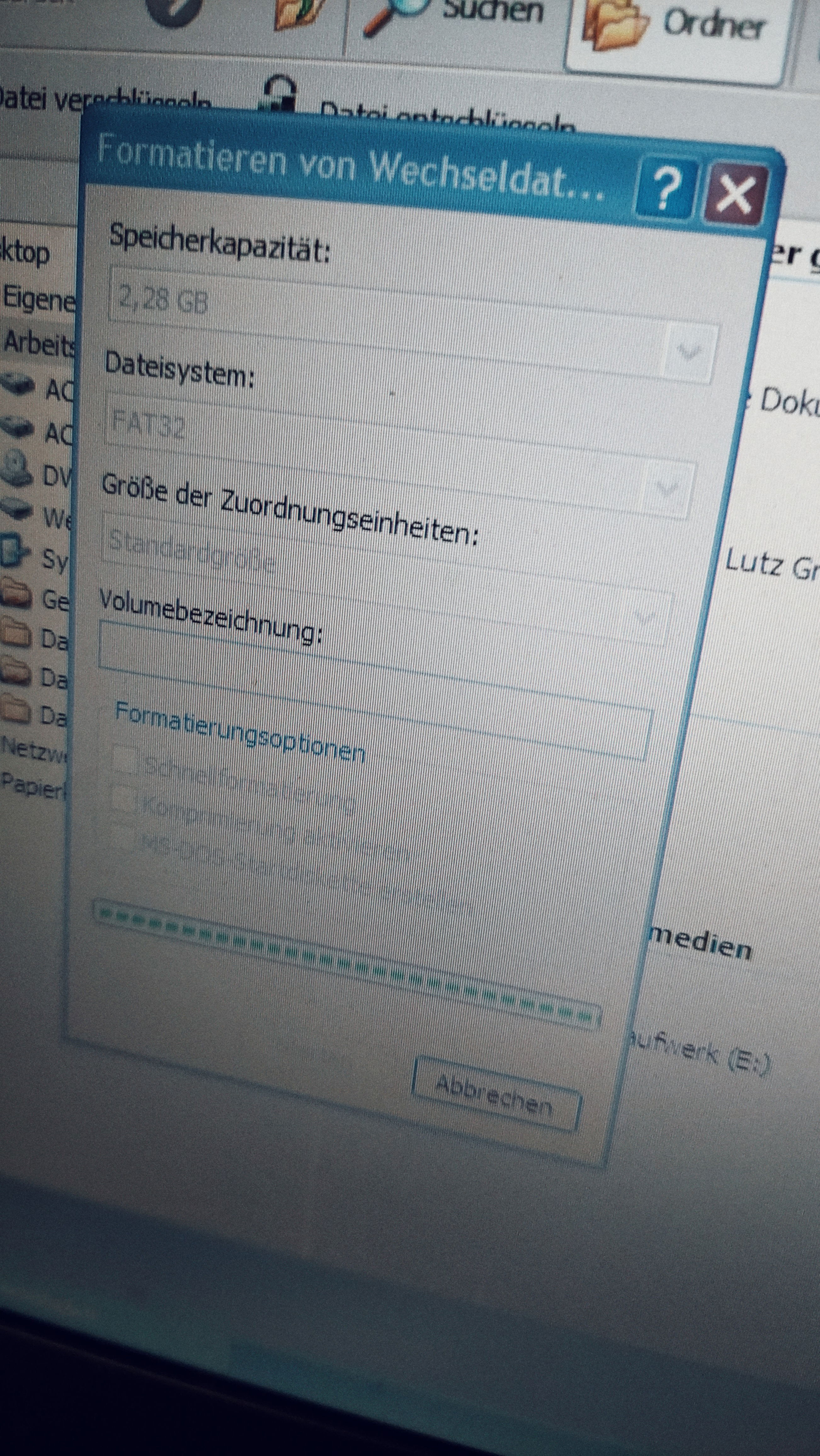 Screenshot of a computer display. Formatting an USB drive on Windows XP.