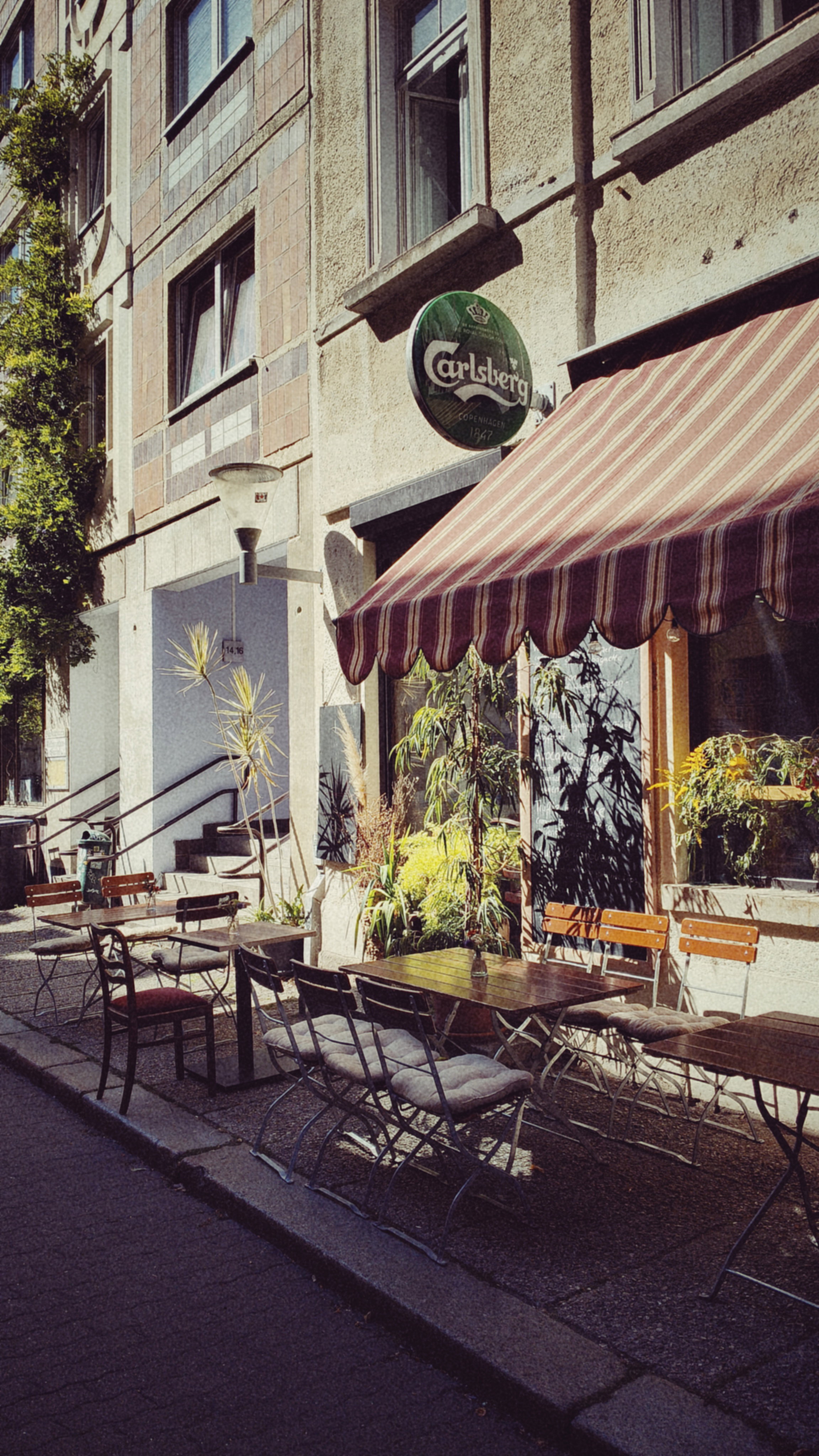 A city street scene in front of an empty caf&eacute;.
